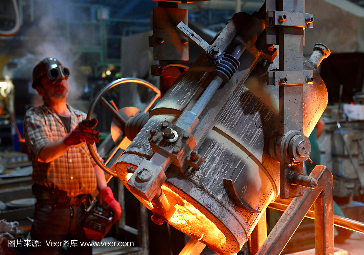 铸造金属工件的工人-工作中的安全与团队合作